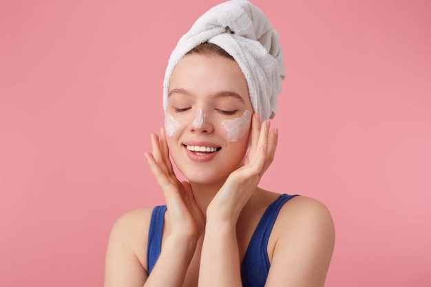 mulheres sorrindo com máscara cosmética abaixo dos olhos. pele dos sonhos