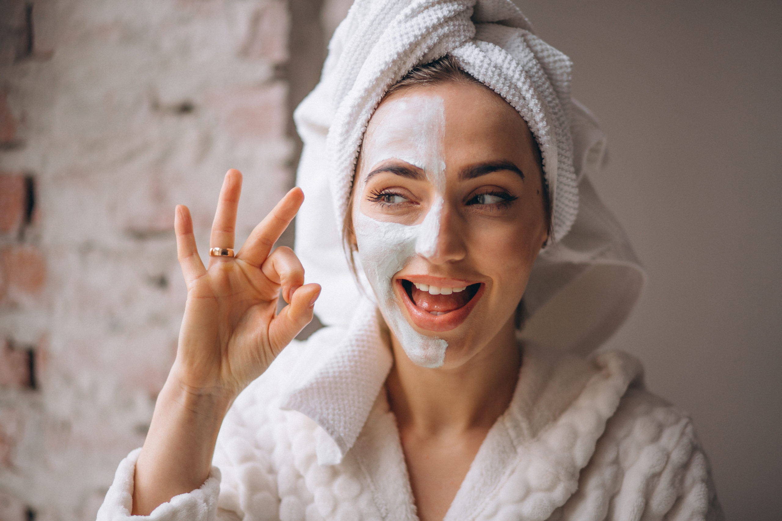 Mulher seguindo rotina skincare com máscara facial