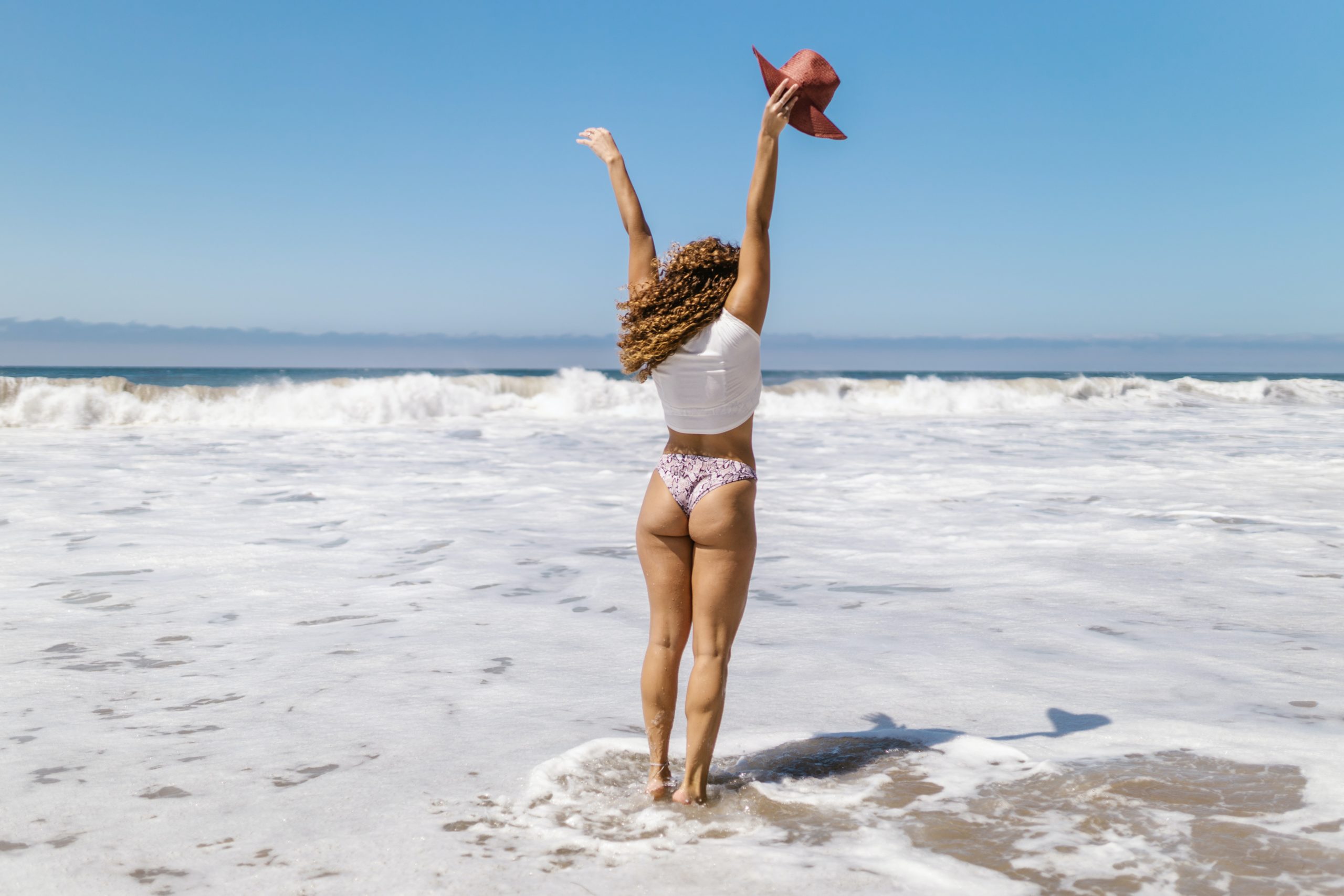 Mulher de biquíni na praia durante o verão. Acelerar o metabolismo