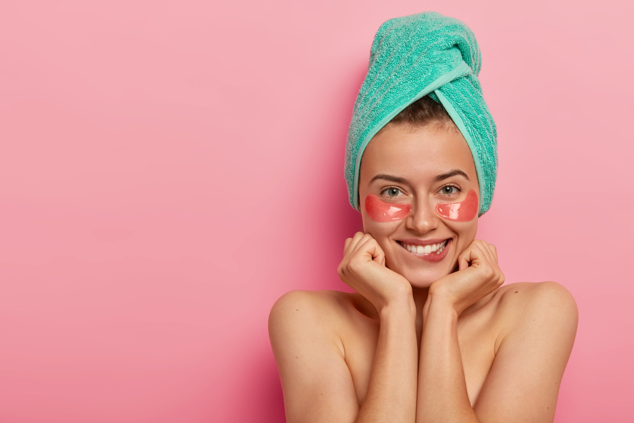 Mulher com produto de skincare abaixo dos olhos. Quiz tipo de pele.
